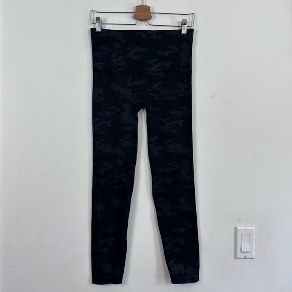 Spanx Look At Me Now Seamless Leggings in Camo Size L - Picture 2 of 8